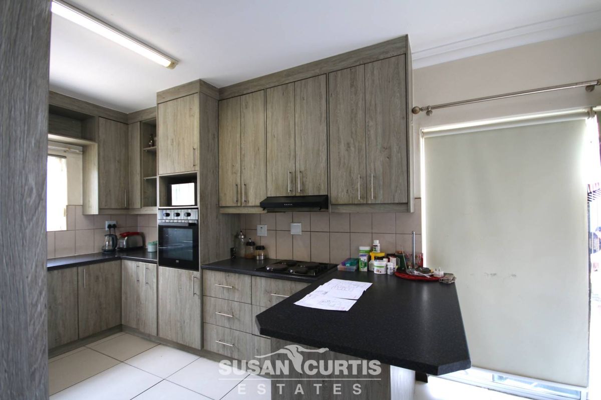 Spacious 3-Bed Home with BBQ & Triple Garage! - Photo 3
