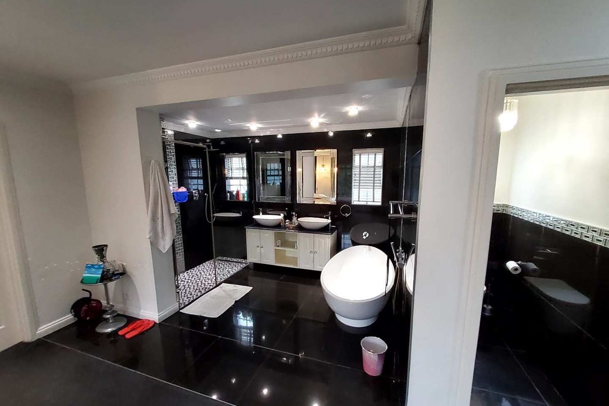 ***Exquisite Family Home in Quiet Neighborhood** - Photo 2