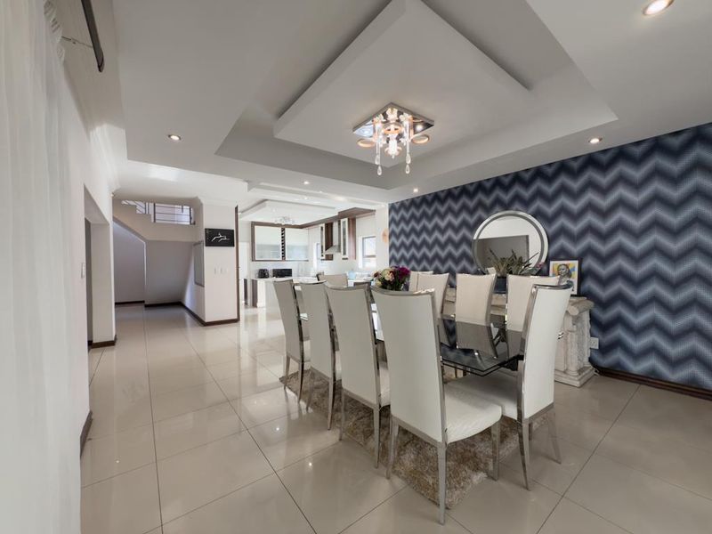 Grand Private Cul-de-Sac Residence with Exceptional Dual-Living Potential - Photo 3