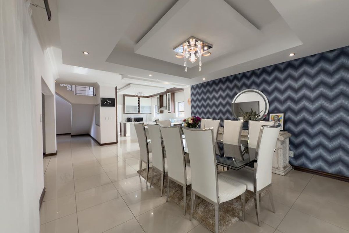 Grand Private Cul-de-Sac Residence with Exceptional Dual-Living Potential - Photo 3