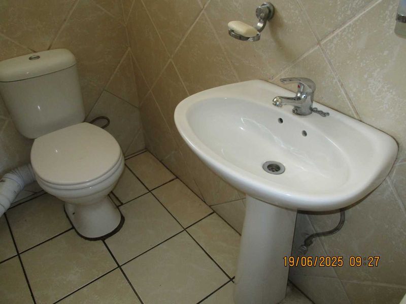 SPACIOUS 3 BED APARTMRNT IN QUIET COMPLEX IN BTAMLEY PARK - Photo 9