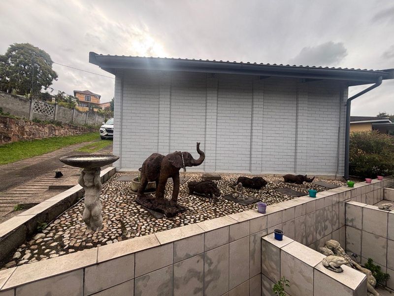 Your Dream Home Awaits! 3-Bedroom Property with Huge Yard in Pinelands up for Rent - Photo 10