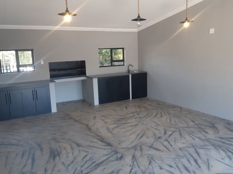 Stylishly Renovated Family Home in Dennesig - Photo 9