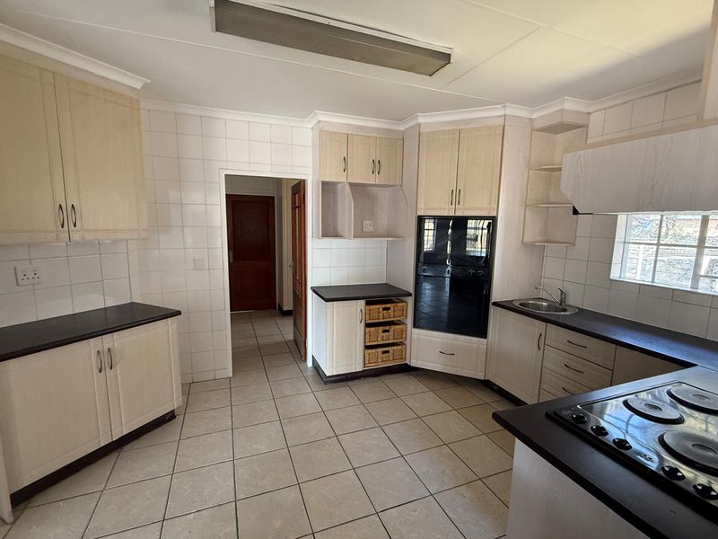 Spacious 4-Bedroom Family Home to rent in tranquil Rynfield AH - Photo 2