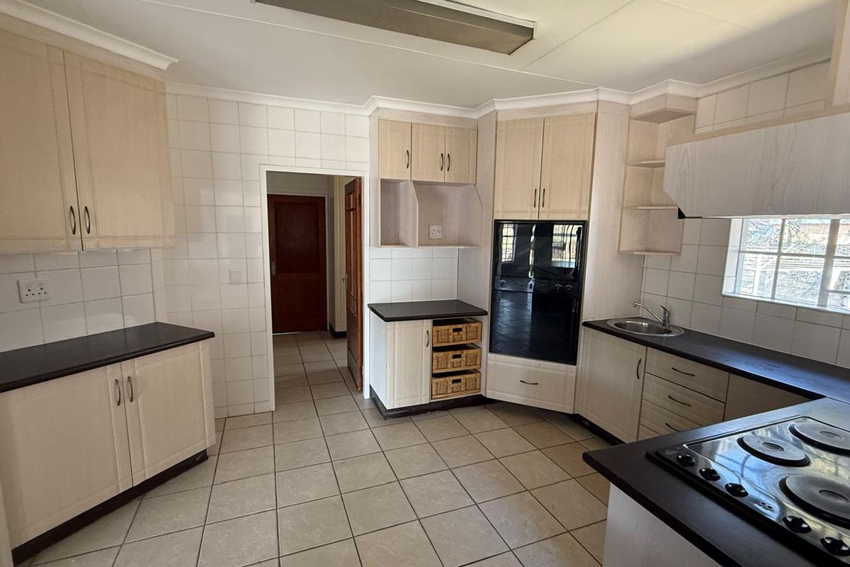 Spacious 4-Bedroom Family Home to rent in tranquil Rynfield AH - Photo 2