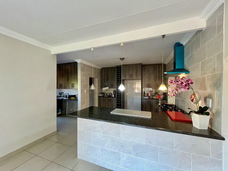 4 bedroom home with flatlet in boomed off area - Photo 4