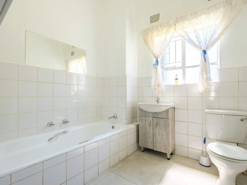 Parkrand "Renovated Kitchen & Baths in Spacious Family Retreat in semi enclosed area! - Photo 7