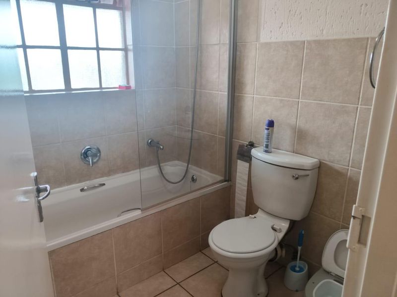 2 bedroom unit, 2 nd floor + security guard - Photo 9