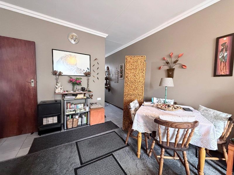 North Facing two bedroom apartment with single lock-up garage - Photo 7