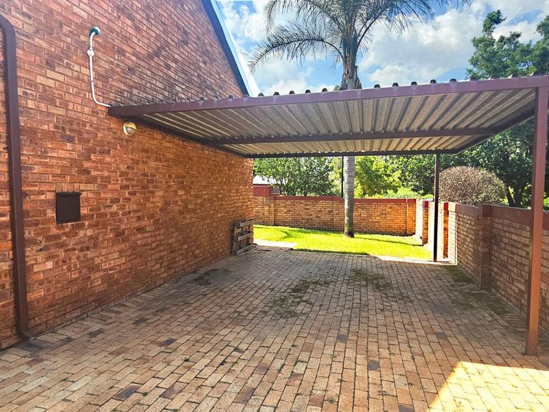 NEAT AS A PIN - WITH SPACE GALORE!! - Photo 5