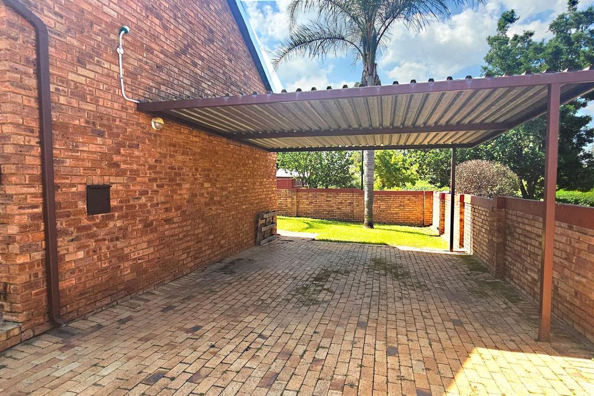 NEAT AS A PIN - WITH SPACE GALORE!! - Photo 5