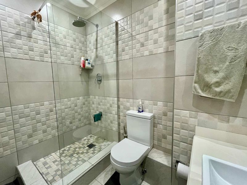 Hendra - Modern Living in Umhlanga Ridge: 2-Bedroom Gem with Top-Notch Security - Photo 9