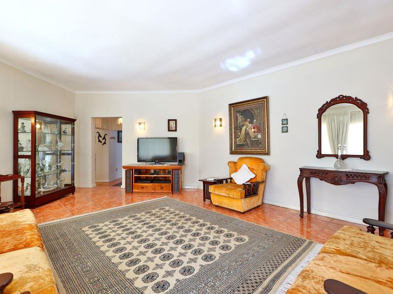 Magnificent 4 Bedroom/3 Bathroom Residence - Photo 8