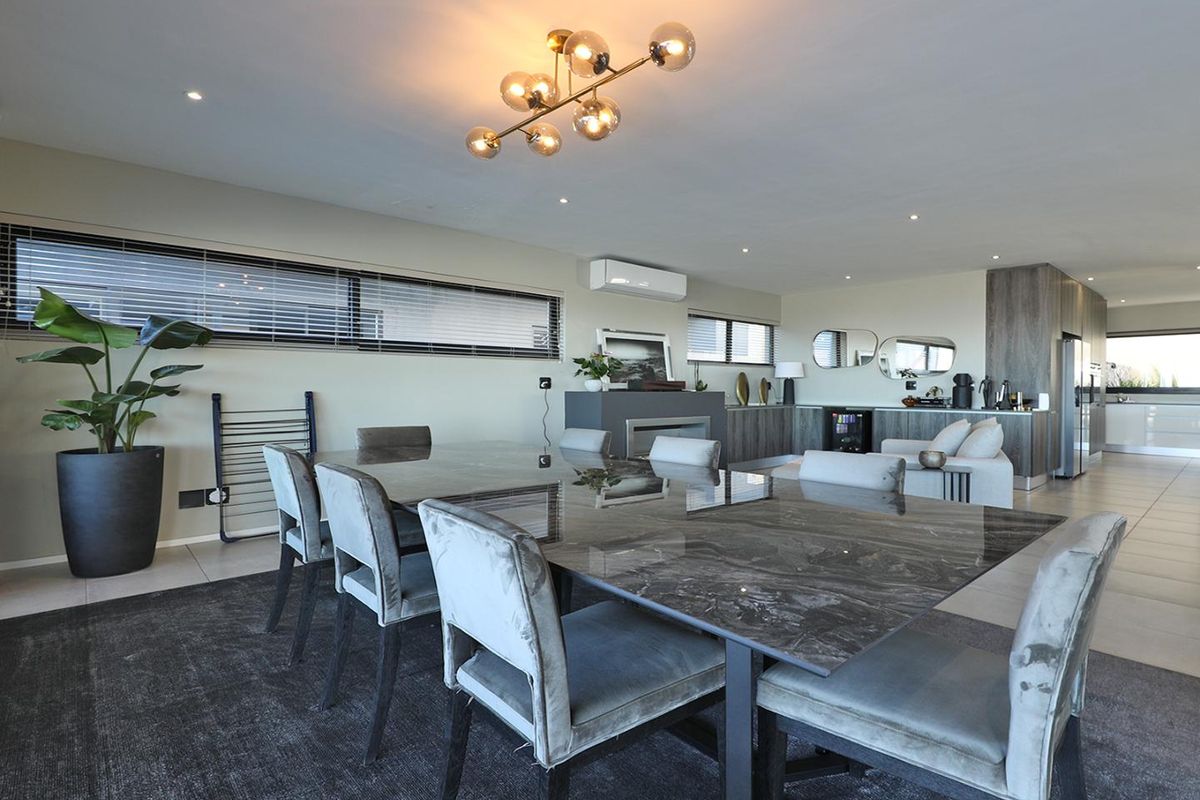 Ultra-modern 4 Bedroom home in Baronetcy - Photo 2