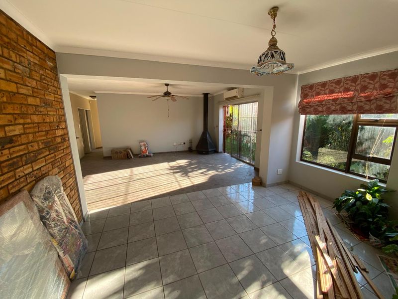 Three Bedroom Townhouse - Photo 2