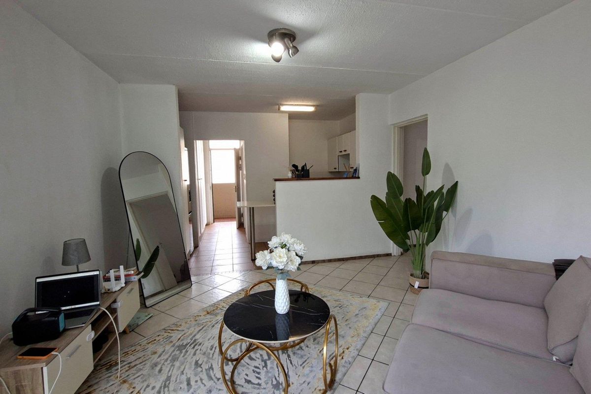 Spacious 1 bedroom, 1 bathroom top floor apartment for sale in Bryanston, West - Photo 5