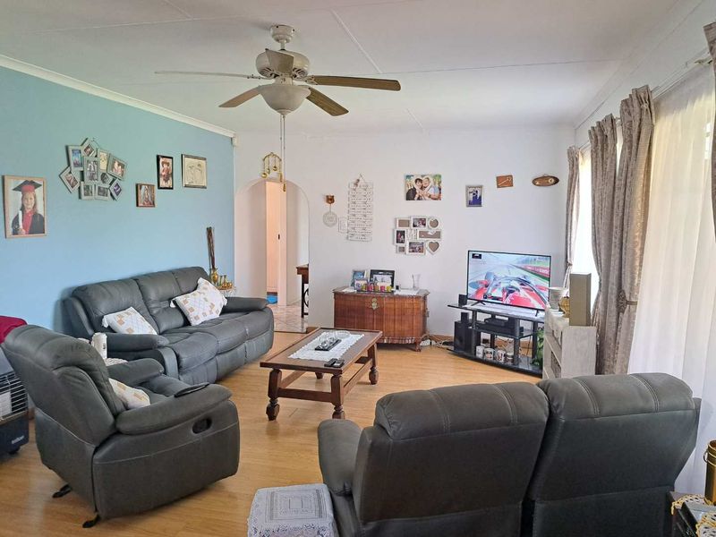 4 Bedroom Home Plus 2 Bedroom Flatlet for Sale in Vandykpark, Boksburg - Photo 7