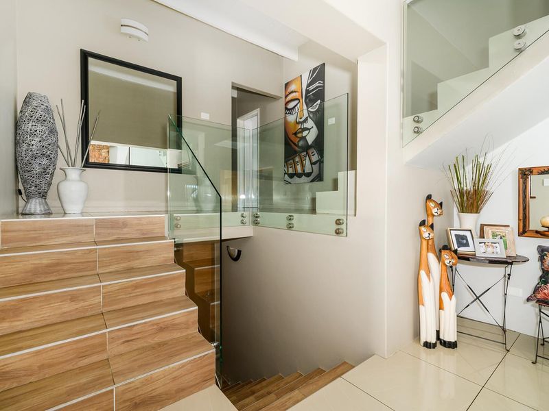 Large home with 5 flats - Photo 2