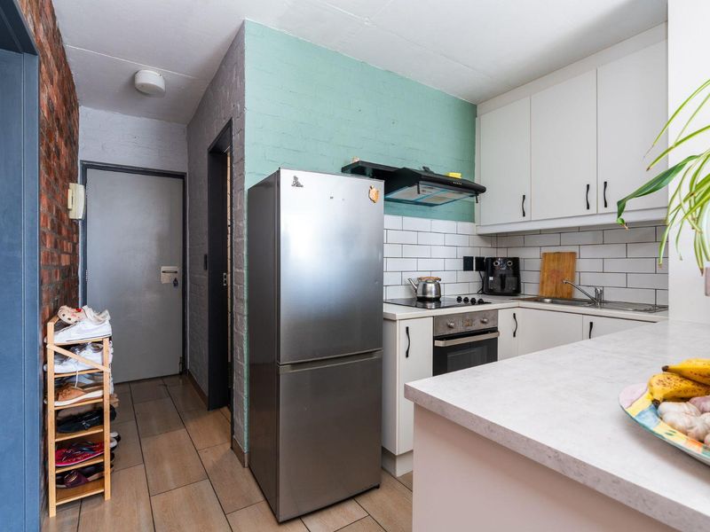 Delightful 2-Bedroom Apartment For Sale In Palm Springs - Photo 5