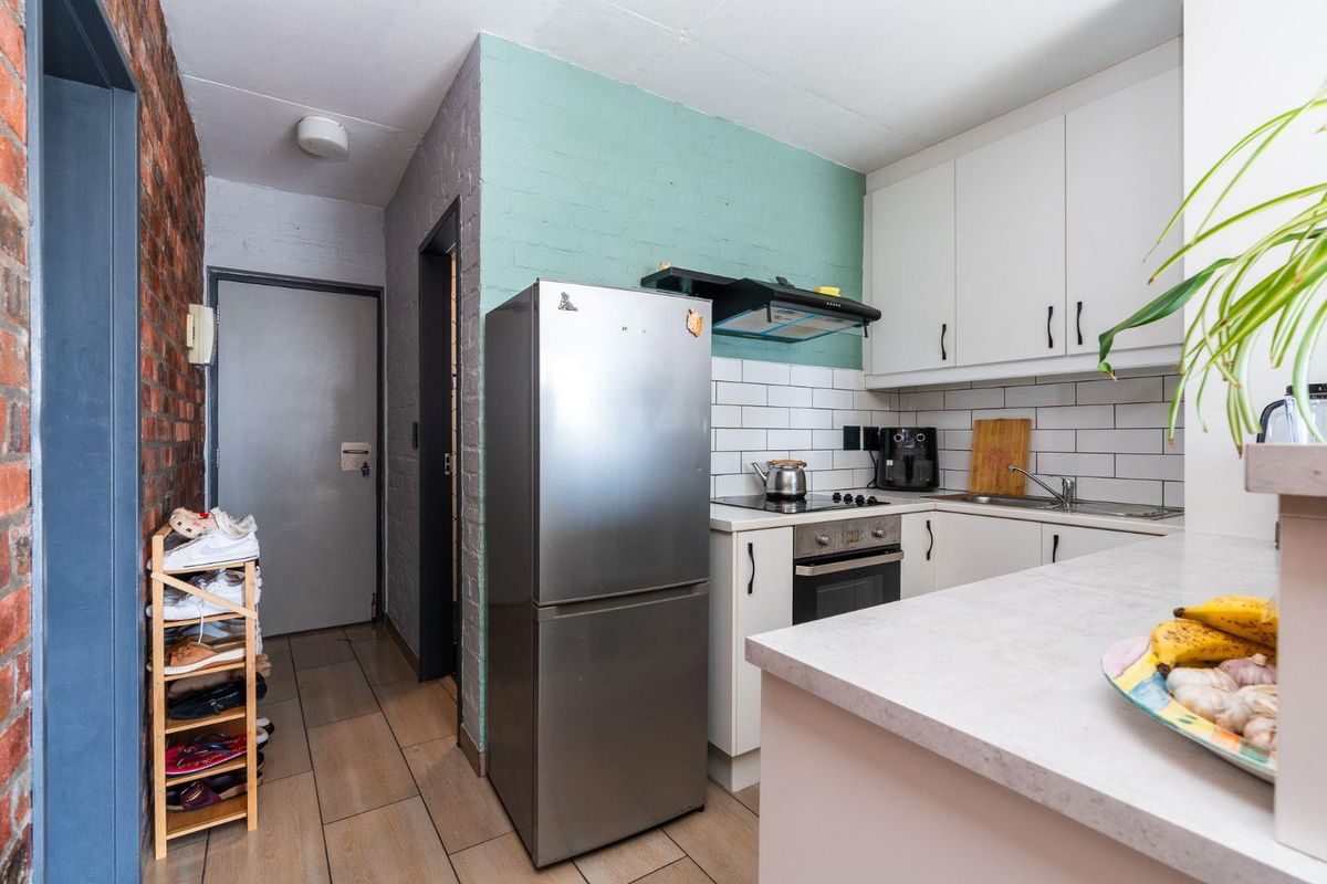 Delightful 2-Bedroom Apartment For Sale In Palm Springs - Photo 5