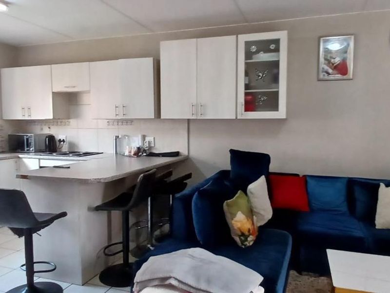 Secure ground-floor living with a private garden and top safety - Photo 4