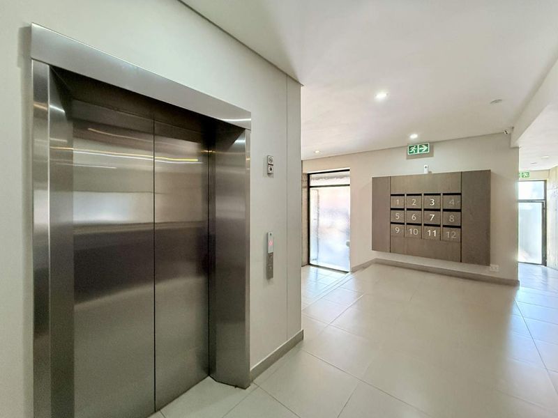 Parkmore Perfection: Exquisite 2-Bedroom with Private Garden - Photo 3