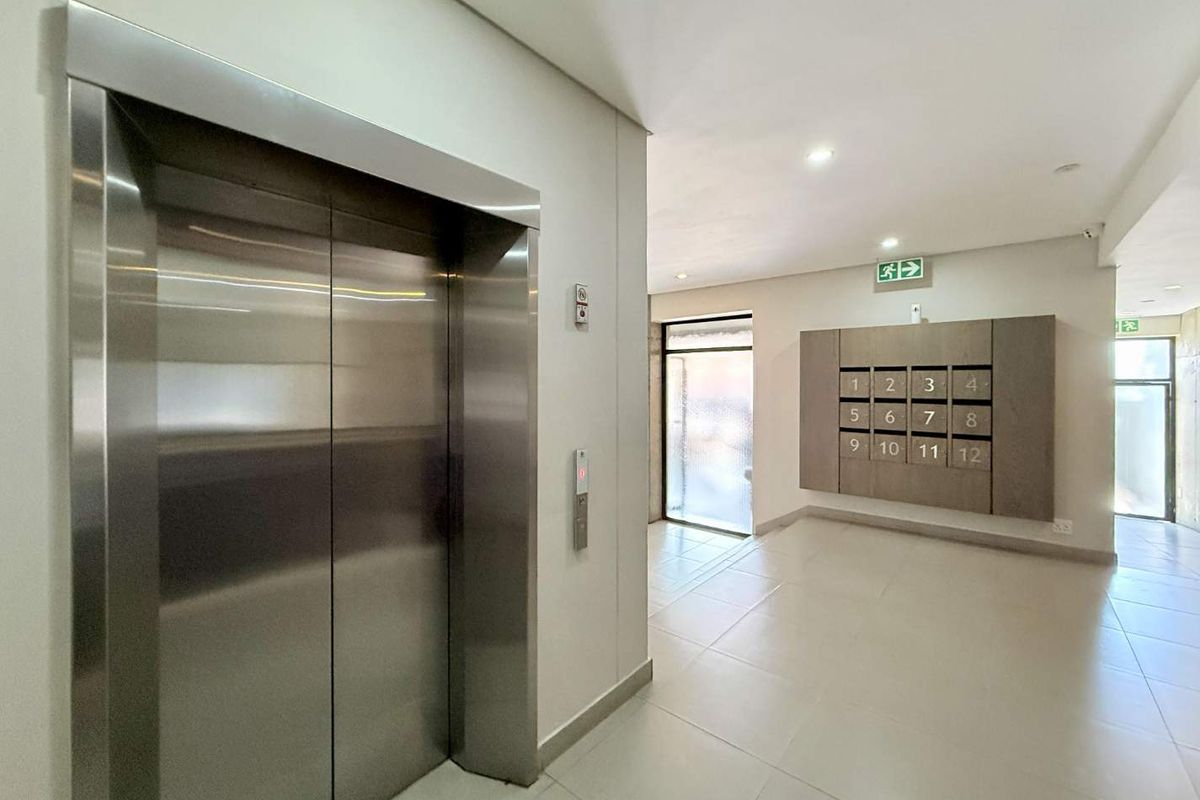 Parkmore Perfection: Exquisite 2-Bedroom with Private Garden - Photo 3