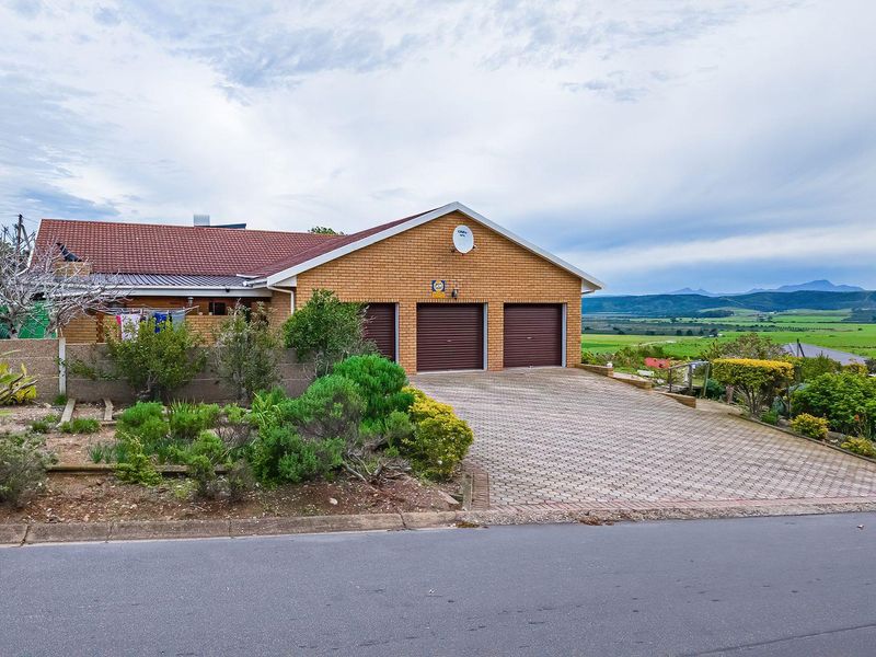 Spacious 3 Bedroom house in Fraaiuitsig on the Garden Route - Photo 4