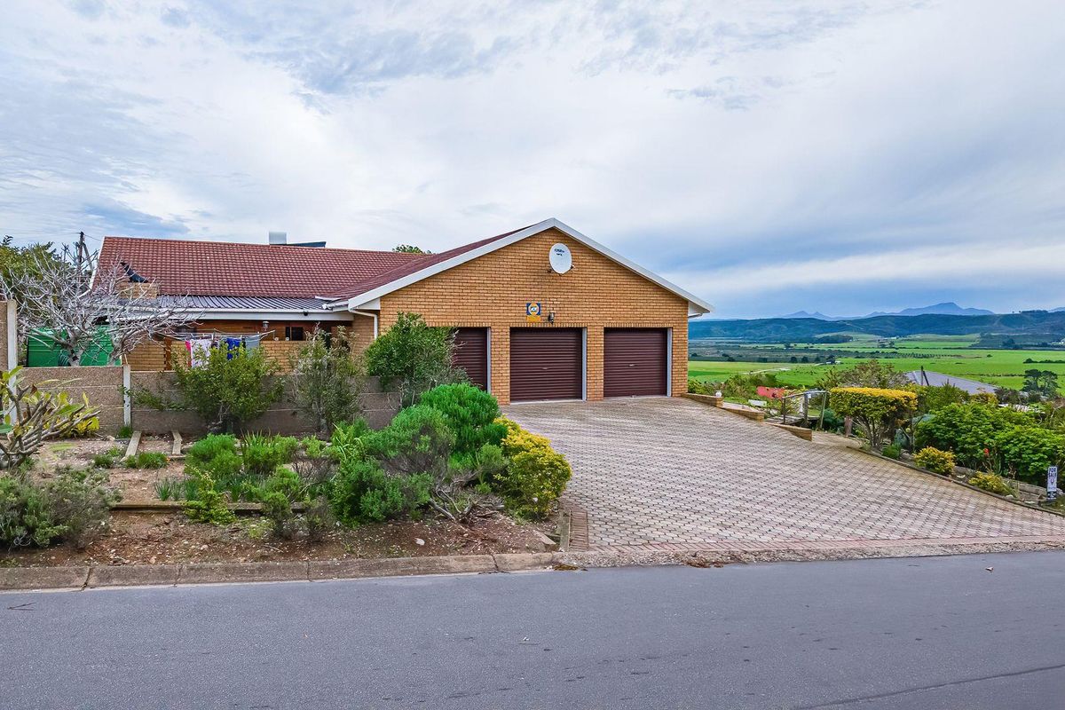 Spacious 3 Bedroom house in Fraaiuitsig on the Garden Route - Photo 4