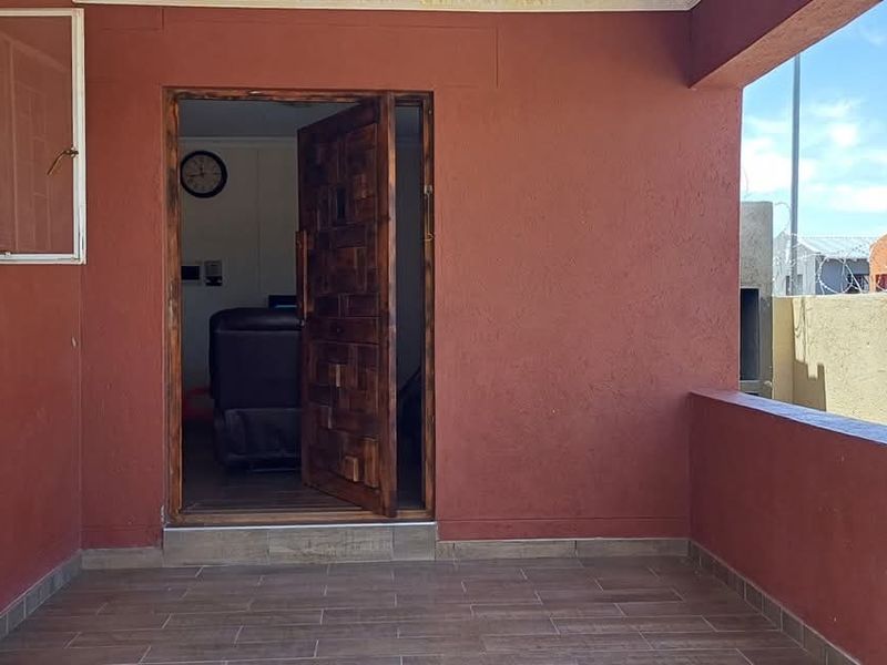 House is situated behind the Okahandja Mall. Additional to the main house is a 4 bedroom flat. - Photo 3