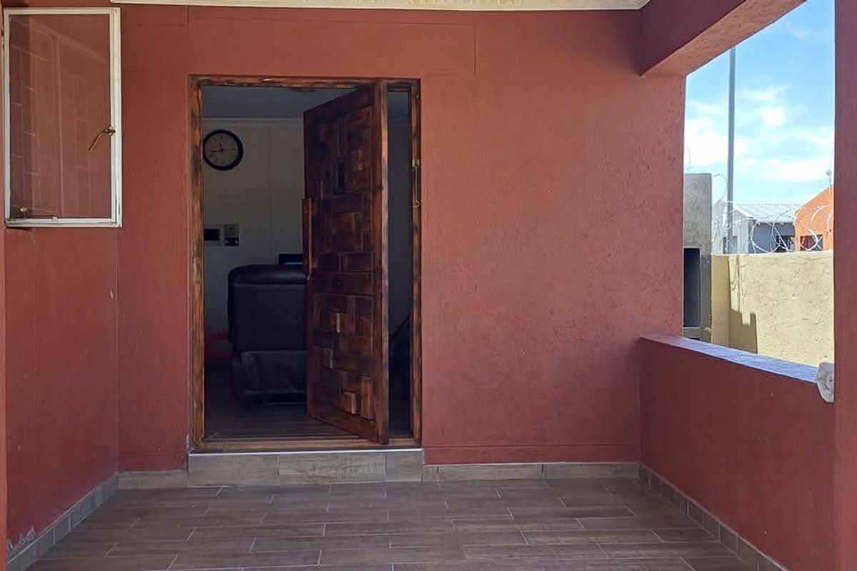 House is situated behind the Okahandja Mall. Additional to the main house is a 4 bedroom flat. - Photo 3