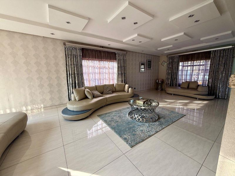 4 bedroom House for sale In vryheid - Photo 2