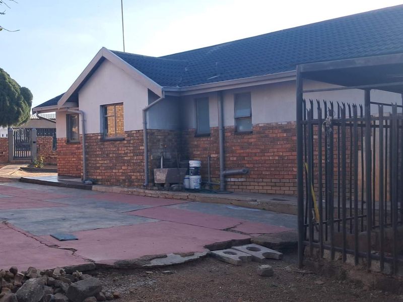 IMMACULATE HOME - Photo 2