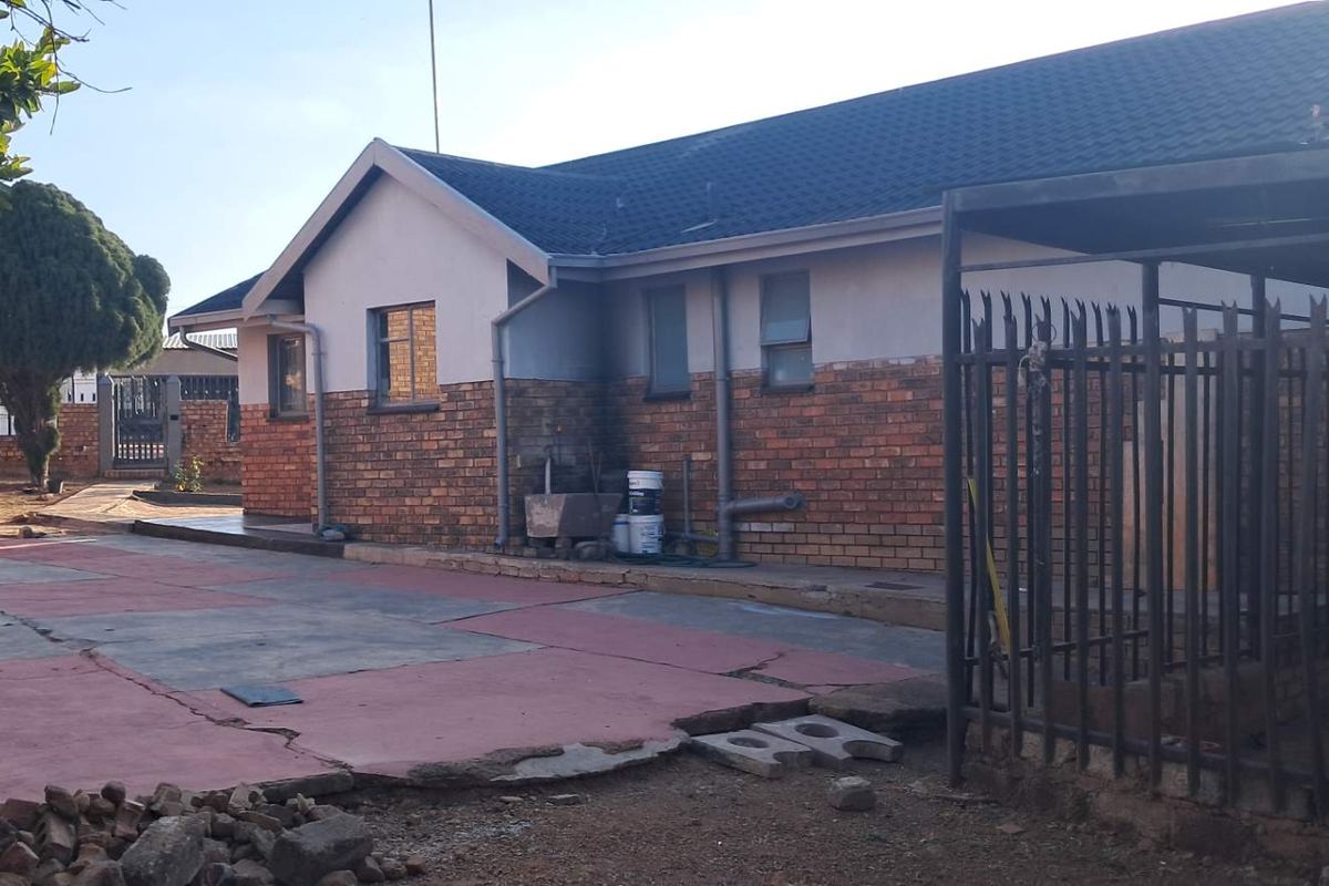 IMMACULATE HOME - Photo 2