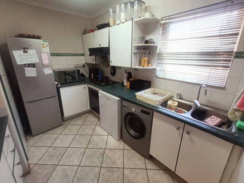 BEAUTIFUL TOWNHOUSE FOR SALE IN SECURE COMPLEX!!!! - Photo 4