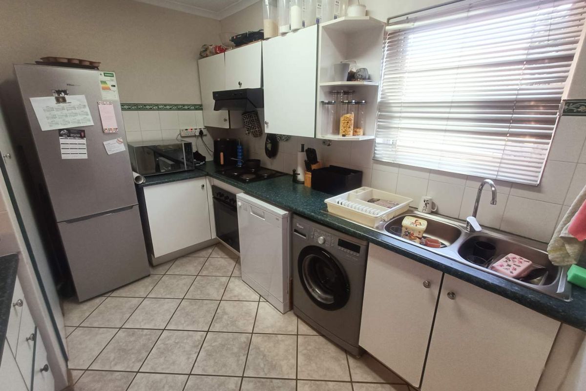 BEAUTIFUL TOWNHOUSE FOR SALE IN SECURE COMPLEX!!!! - Photo 4