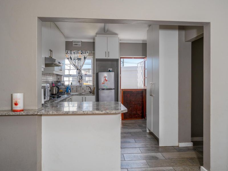 Neat, Move-In Ready 2 Bedroom Home in Silvertown + 2 Bedroom Nutec Dwelling - Photo 5