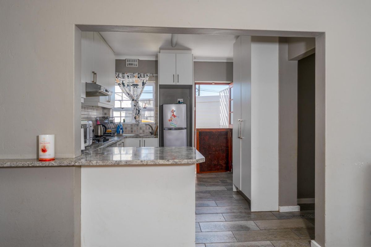 Neat, Move-In Ready 2 Bedroom Home in Silvertown + 2 Bedroom Nutec Dwelling - Photo 5