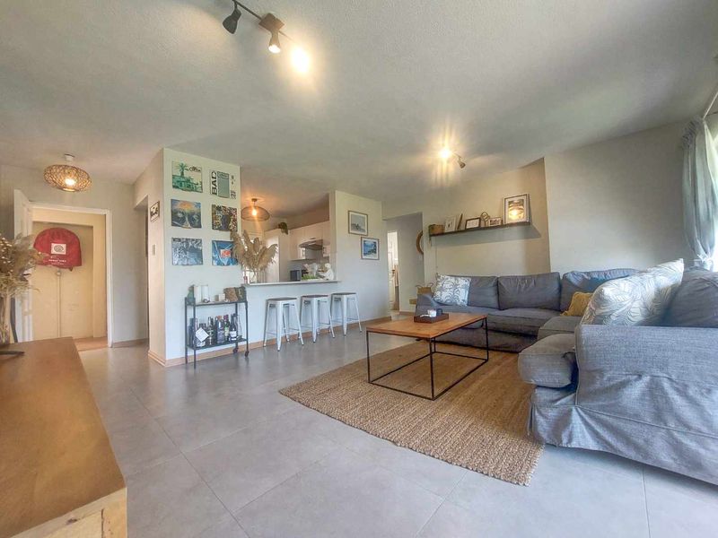 Modern, sleek and recently renovated garden townhouse! - Photo 8