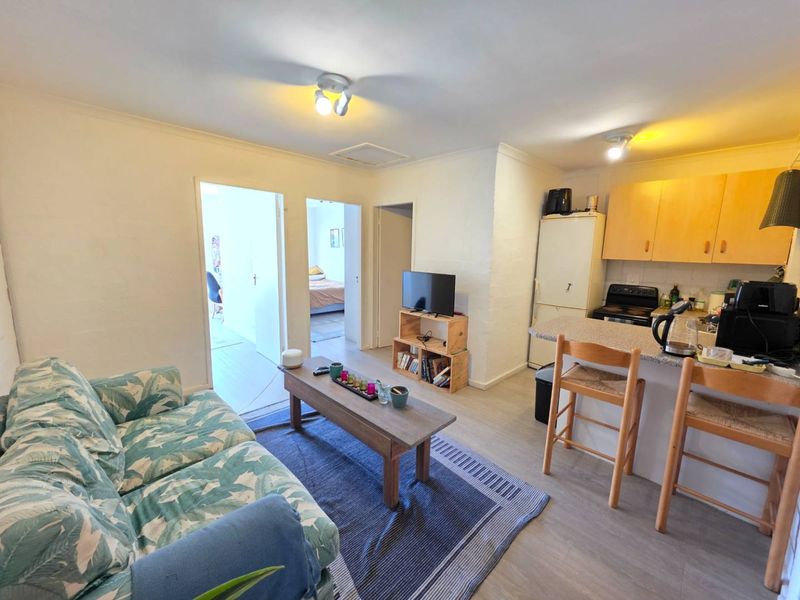 Lovely 2 Bed 1 Bath Apartment open plan living area with kitchenette - Photo 2