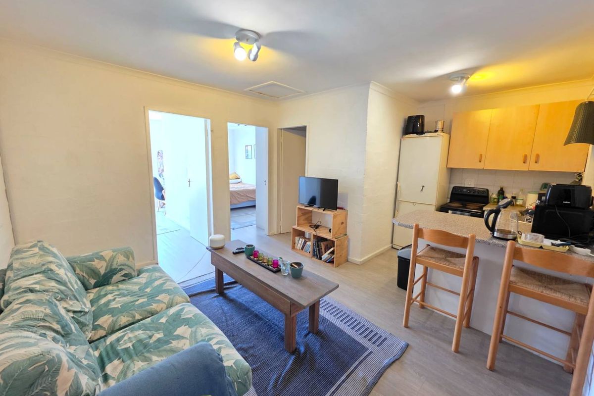 Lovely 2 Bed 1 Bath Apartment open plan living area with kitchenette - Photo 2