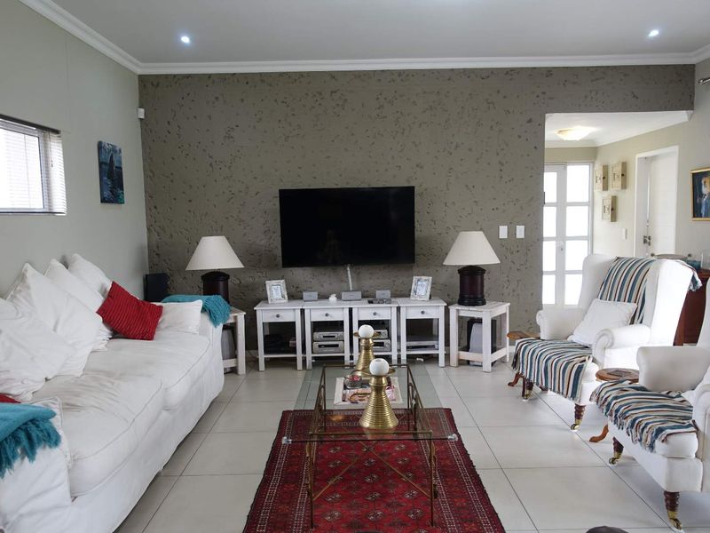 IMMACULATE MODERN DOUBLE-STORY TOWNHOUSE WITH SPACIOUS GARDEN - Photo 4