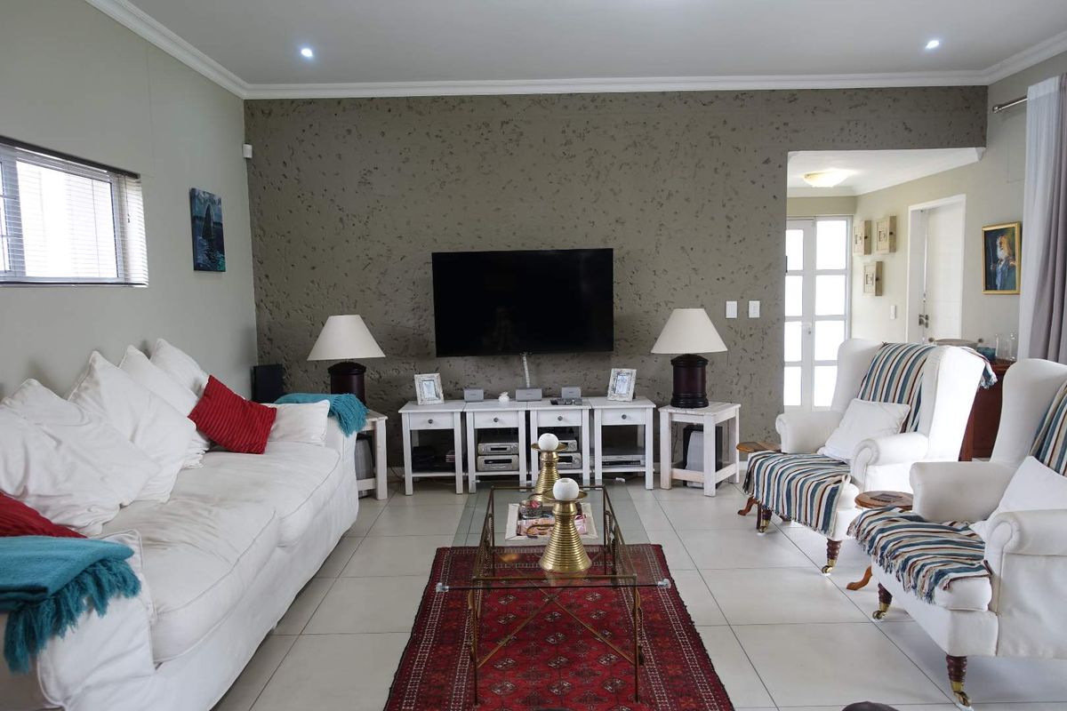 IMMACULATE MODERN DOUBLE-STORY TOWNHOUSE WITH SPACIOUS GARDEN - Photo 4