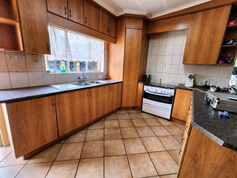 Unbeatable Triple-Income Investment: R26,000 Monthly Potential in One Prime Location - Photo 2