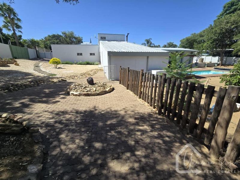 NEWLY LISTED - SPACIOUS SANCTUARY - Photo 5