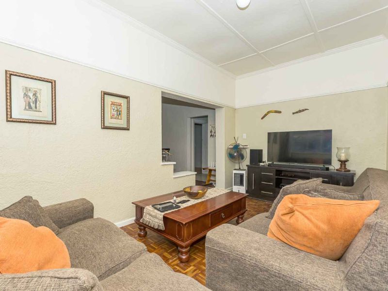 Beautiful Family Home with Separate Cottage in Wynberg Village - Photo 5