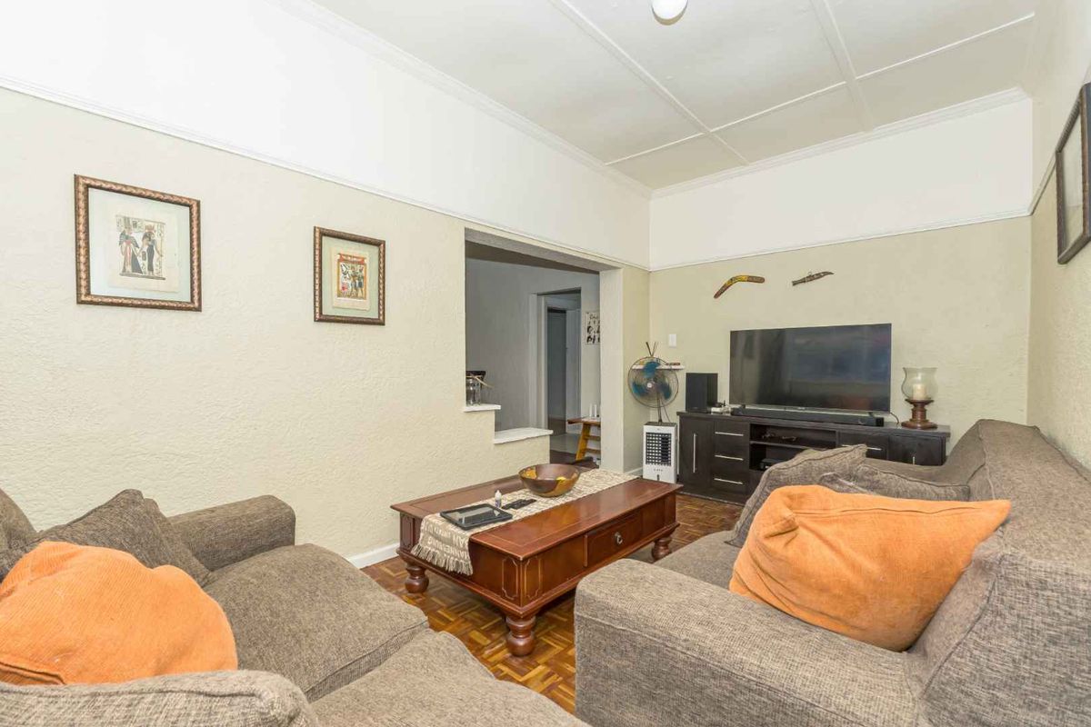 Beautiful Family Home with Separate Cottage in Wynberg Village - Photo 5