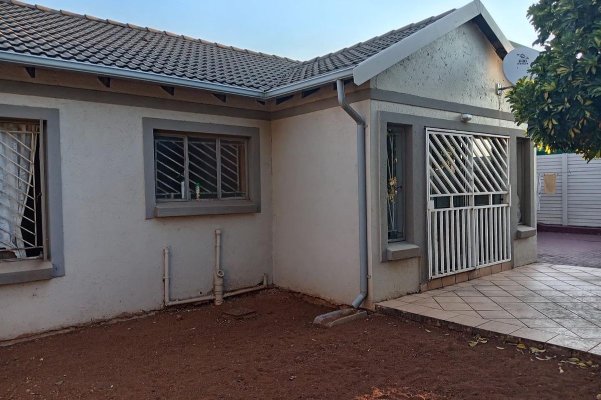 3 Bedroom Townhouse For Sale in Winternest Akasia - Photo 3