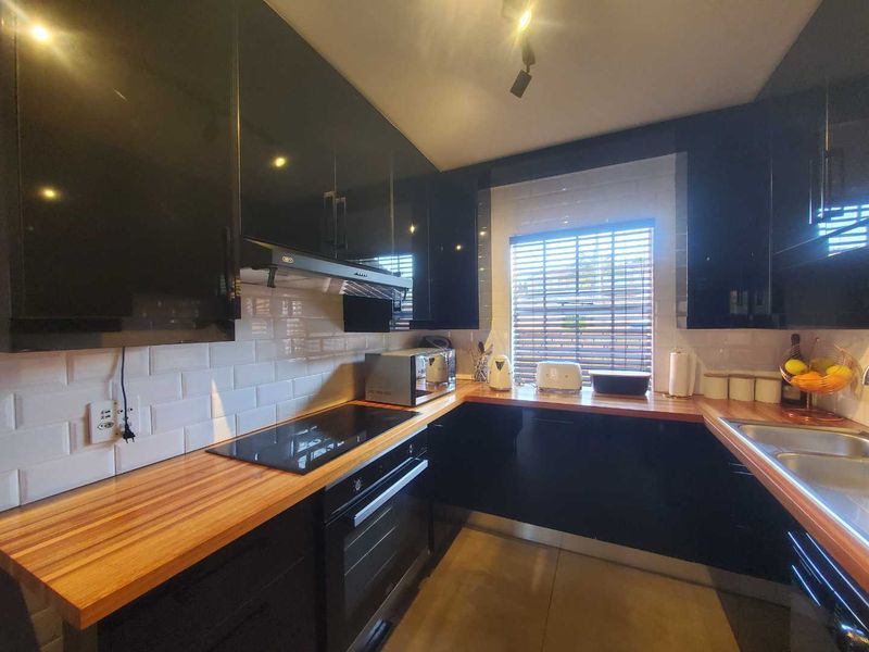 A cosy townhouse with an invertor To Let in Willowbrook - Photo 1