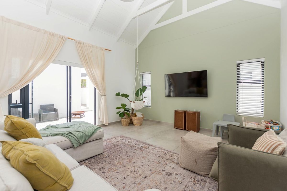 Modern 3 Bedroom House in Laguna Heights Estate - Photo 3